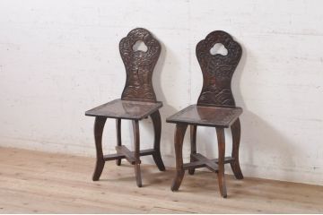 中古　美品　軽井沢彫り　シックな色合いと華やかな桜の彫刻が美しいチェア2脚セット(板座チェア、ダイニングチェア、イス、椅子、バラ売り可能)(R-071062)