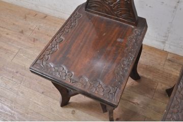 中古　美品　軽井沢彫り　シックな色合いと華やかな桜の彫刻が美しいチェア2脚セット(板座チェア、ダイニングチェア、イス、椅子、バラ売り可能)(R-071062)