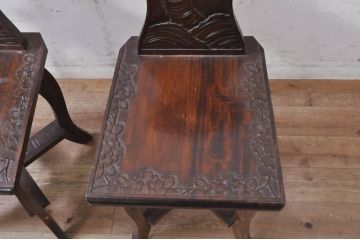 中古　美品　軽井沢彫り　シックな色合いと華やかな桜の彫刻が美しいチェア2脚セット(板座チェア、ダイニングチェア、イス、椅子、バラ売り可能)(R-071062)
