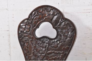 中古　美品　軽井沢彫り　シックな色合いと華やかな桜の彫刻が美しいチェア2脚セット(板座チェア、ダイニングチェア、イス、椅子、バラ売り可能)(R-071062)