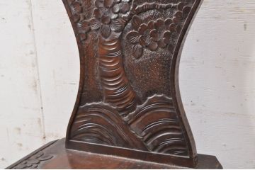 中古　美品　軽井沢彫り　シックな色合いと華やかな桜の彫刻が美しいチェア2脚セット(板座チェア、ダイニングチェア、イス、椅子、バラ売り可能)(R-071062)