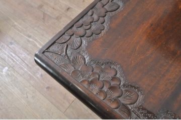 中古　美品　軽井沢彫り　シックな色合いと華やかな桜の彫刻が美しいチェア2脚セット(板座チェア、ダイニングチェア、イス、椅子、バラ売り可能)(R-071062)