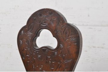 中古　美品　軽井沢彫り　シックな色合いと華やかな桜の彫刻が美しいチェア2脚セット(板座チェア、ダイニングチェア、イス、椅子、バラ売り可能)(R-071062)