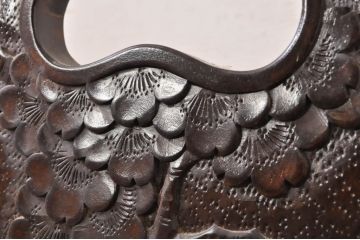 中古　美品　軽井沢彫り　シックな色合いと華やかな桜の彫刻が美しいチェア2脚セット(板座チェア、ダイニングチェア、イス、椅子、バラ売り可能)(R-071062)