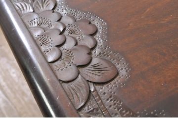 中古　美品　軽井沢彫り　シックな色合いと華やかな桜の彫刻が美しいチェア2脚セット(板座チェア、ダイニングチェア、イス、椅子、バラ売り可能)(R-071062)
