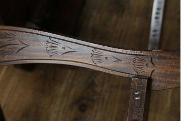 中古　軽井沢彫り　桜の総彫り仕上げが見事な板座チェア2脚セット　(R-071062)