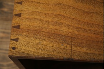 和製アンティーク　最高級!!　指物工芸家具　漆塗り　総楠(クス)材　前面玉杢　内部楠材　背面も上質な作り込みの飾り棚　(R-071070)