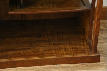 和製アンティーク　最高級!!　指物工芸家具　漆塗り　総楠(クス)材　前面玉杢　内部楠材　背面も上質な作り込みの飾り棚　(R-071070)