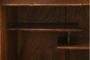 和製アンティーク　最高級!!　指物工芸家具　漆塗り　総楠(クス)材　前面玉杢　内部楠材　背面も上質な作り込みの飾り棚　(R-071070)