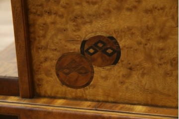 和製アンティーク　最高級!!　指物工芸家具　漆塗り　総楠(クス)材　前面玉杢　内部楠材　背面も上質な作り込みの飾り棚　(R-071070)