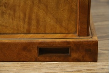 和製アンティーク　最高級!!　指物工芸家具　漆塗り　総楠(クス)材　前面玉杢　内部楠材　背面も上質な作り込みの飾り棚　(R-071070)