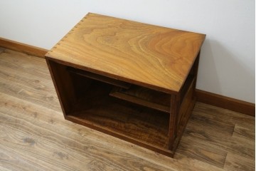 和製アンティーク　最高級!!　指物工芸家具　漆塗り　総楠(クス)材　前面玉杢　内部楠材　背面も上質な作り込みの飾り棚　(R-071070)