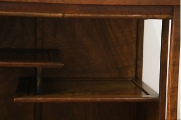 和製アンティーク　最高級!!　指物工芸家具　漆塗り　総楠(クス)材　前面玉杢　内部楠材　背面も上質な作り込みの飾り棚　(R-071070)