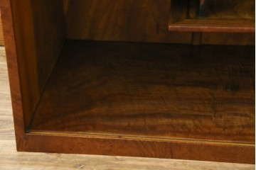 和製アンティーク　最高級!!　指物工芸家具　漆塗り　総楠(クス)材　前面玉杢　内部楠材　背面も上質な作り込みの飾り棚　(R-071070)