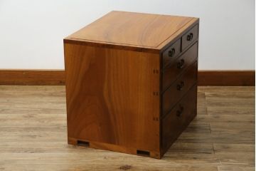 和製アンティーク　最高級!!　指物工芸家具　漆塗り　総楠(クス)材　前面玉杢　内部楠材　黒柿縁がアクセントの時代小箪笥(チェスト、和タンス、衣装箪笥、収納箪笥、時代箪笥)(R-071071)