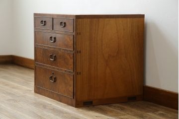 和製アンティーク　最高級!!　指物工芸家具　漆塗り　総楠(クス)材　前面玉杢　内部楠材　黒柿縁がアクセントの時代小箪笥(チェスト、和タンス、衣装箪笥、収納箪笥、時代箪笥)(R-071071)