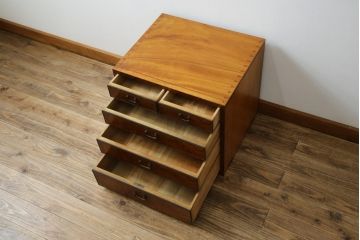 和製アンティーク　最高級!!　指物工芸家具　漆塗り　総楠(クス)材　前面玉杢　内部楠材　黒柿縁がアクセントの時代小箪笥(チェスト、和タンス、衣装箪笥、収納箪笥、時代箪笥)(R-071071)