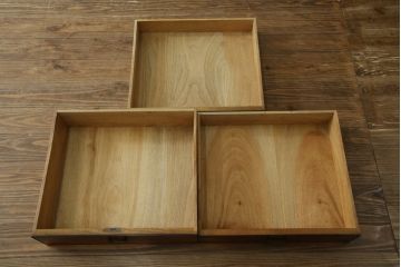 和製アンティーク　最高級!!　指物工芸家具　漆塗り　総楠(クス)材　前面玉杢　内部楠材　黒柿縁がアクセントの時代小箪笥(チェスト、和タンス、衣装箪笥、収納箪笥、時代箪笥)(R-071071)