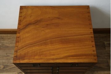 和製アンティーク　最高級!!　指物工芸家具　漆塗り　総楠(クス)材　前面玉杢　内部楠材　黒柿縁がアクセントの時代小箪笥(チェスト、和タンス、衣装箪笥、収納箪笥、時代箪笥)(R-071071)