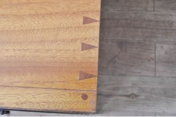 和製アンティーク　最高級!!　指物工芸家具　漆塗り　総楠(クス)材　前面玉杢　内部楠材　黒柿縁がアクセントの時代小箪笥(チェスト、和タンス、衣装箪笥、収納箪笥、時代箪笥)(R-071071)