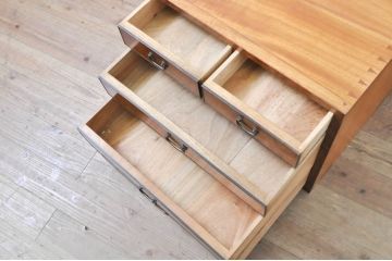 和製アンティーク　最高級!!　指物工芸家具　漆塗り　総楠(クス)材　前面玉杢　内部楠材　黒柿縁がアクセントの時代小箪笥(チェスト、和タンス、衣装箪笥、収納箪笥、時代箪笥)(R-071071)
