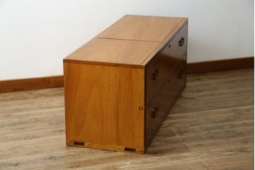 和製アンティーク　最高級!!　指物工芸家具　漆塗り　総楠(クス)材　前面玉杢　内部楠材　黒柿縁がアクセントの時代箪笥ローチェスト(ローボード、テレビ台、テレビボード、サイドボード、サイドキャビネット、リビングボード、衣装箪笥、収納箪笥)(R-071072)