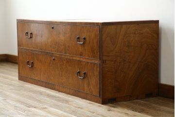 和製アンティーク　最高級!!　指物工芸家具　漆塗り　総楠(クス)材　前面玉杢　内部楠材　黒柿縁がアクセントの時代箪笥ローチェスト(ローボード、テレビ台、テレビボード、サイドボード、サイドキャビネット、リビングボード、衣装箪笥、収納箪笥)(R-071072)