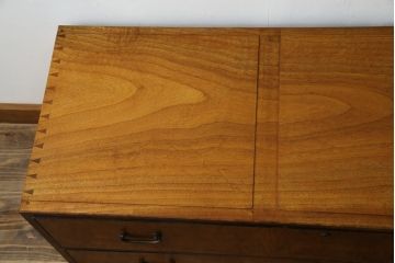 和製アンティーク　最高級!!　指物工芸家具　漆塗り　総楠(クス)材　前面玉杢　内部楠材　黒柿縁がアクセントの時代箪笥ローチェスト(ローボード、テレビ台、テレビボード、サイドボード、サイドキャビネット、リビングボード、衣装箪笥、収納箪笥)(R-071072)