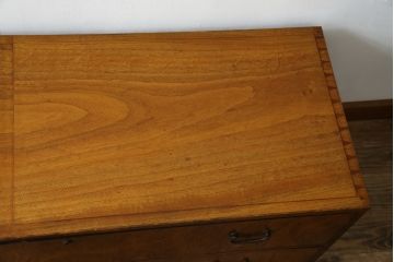 和製アンティーク　最高級!!　指物工芸家具　漆塗り　総楠(クス)材　前面玉杢　内部楠材　黒柿縁がアクセントの時代箪笥ローチェスト(ローボード、テレビ台、テレビボード、サイドボード、サイドキャビネット、リビングボード、衣装箪笥、収納箪笥)(R-071072)