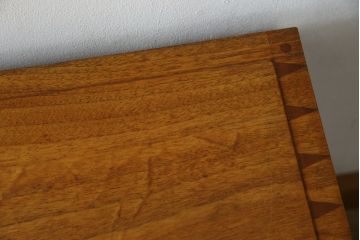 和製アンティーク　最高級!!　指物工芸家具　漆塗り　総楠(クス)材　前面玉杢　内部楠材　黒柿縁がアクセントの時代箪笥ローチェスト(ローボード、テレビ台、テレビボード、サイドボード、サイドキャビネット、リビングボード、衣装箪笥、収納箪笥)(R-071072)