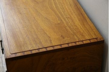 和製アンティーク　最高級!!　指物工芸家具　漆塗り　総楠(クス)材　前面玉杢　内部楠材　黒柿縁がアクセントの時代箪笥ローチェスト(ローボード、テレビ台、テレビボード、サイドボード、サイドキャビネット、リビングボード、衣装箪笥、収納箪笥)(R-071072)