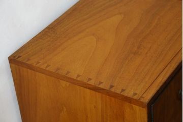 和製アンティーク　最高級!!　指物工芸家具　漆塗り　総楠(クス)材　前面玉杢　内部楠材　黒柿縁がアクセントの時代箪笥ローチェスト(ローボード、テレビ台、テレビボード、サイドボード、サイドキャビネット、リビングボード、衣装箪笥、収納箪笥)(R-071072)