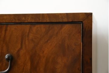 和製アンティーク　最高級!!　指物工芸家具　漆塗り　総楠(クス)材　前面玉杢　内部楠材　黒柿縁がアクセントの時代箪笥ローチェスト(ローボード、テレビ台、テレビボード、サイドボード、サイドキャビネット、リビングボード、衣装箪笥、収納箪笥)(R-071072)