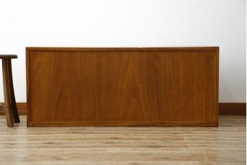 和製アンティーク　最高級!!　指物工芸家具　漆塗り　総楠(クス)材　前面玉杢　内部楠材　黒柿縁がアクセントの時代箪笥ローチェスト(ローボード、テレビ台、テレビボード、サイドボード、サイドキャビネット、リビングボード、衣装箪笥、収納箪笥)(R-071072)