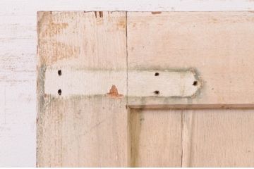 アンティーク建具　ペイント仕上げ限定　どこか懐かしい雰囲気のアイアンフェンス入りペイント扉1枚(ドア、木製扉)(R-071107)