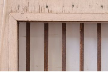 アンティーク建具　ペイント仕上げ限定　どこか懐かしい雰囲気のアイアンフェンス入りペイント扉1枚(ドア、木製扉)(R-071107)