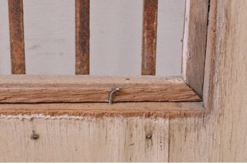 アンティーク建具　ペイント仕上げ限定　どこか懐かしい雰囲気のアイアンフェンス入りペイント扉1枚(ドア、木製扉)(R-071107)