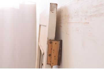 アンティーク建具　ペイント仕上げ限定　どこか懐かしい雰囲気のアイアンフェンス入りペイント扉1枚(ドア、木製扉)(R-071107)