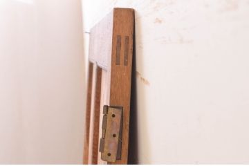 アンティーク建具　ラワン材　レトロな佇まいが魅力的なドア1枚(木製扉、板戸扉)(R-071109)