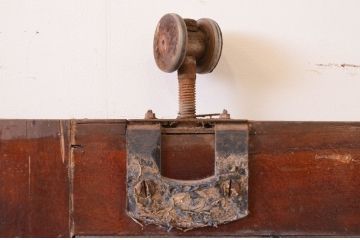 アンティーク建具　ヒノキ材　味わい深い風合いの立派な吊り戸2枚セット(板戸、玄関戸、引き戸、木製扉、蔵戸)(R-071110)