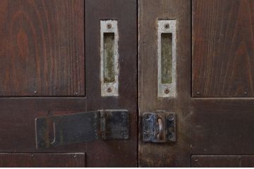 アンティーク建具　ヒノキ材　味わい深い風合いの立派な吊り戸2枚セット(板戸、玄関戸、引き戸、木製扉、蔵戸)(R-071110)