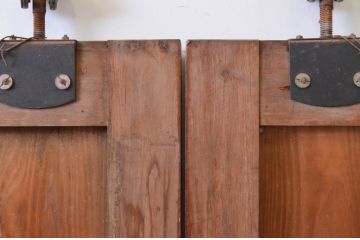 アンティーク建具　ヒノキ材　味わい深い風合いの立派な吊り戸2枚セット(板戸、玄関戸、引き戸、木製扉、蔵戸)(R-071110)