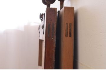 アンティーク建具　ヒノキ材　味わい深い風合いの立派な吊り戸2枚セット(板戸、玄関戸、引き戸、木製扉、蔵戸)(R-071110)