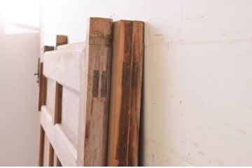 アンティーク建具　ヒノキ材　古いお寺の桟唐戸2枚セット(蔵戸、玄関戸、両開きドア、木製扉、門扉)(R-071111)