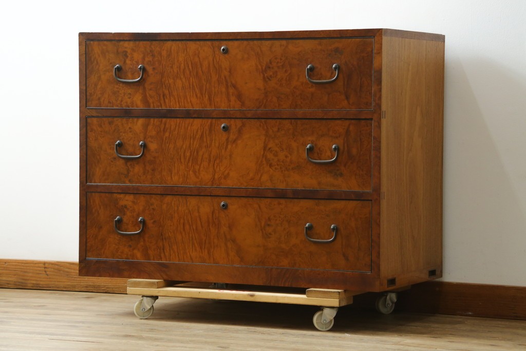 和製アンティーク　最高級!!　指物工芸家具　漆塗り　総楠(クス)材　前面玉杢　黒柿縁がアクセントの衣装箪笥　(R-071130)