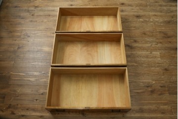 和製アンティーク　最高級!!　指物工芸家具　漆塗り　総楠(クス)材　前面玉杢　黒柿縁がアクセントの衣装箪笥　(R-071130)