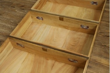 和製アンティーク　最高級!!　指物工芸家具　漆塗り　総楠(クス)材　前面玉杢　黒柿縁がアクセントの衣装箪笥　(R-071130)