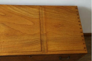 和製アンティーク　最高級!!　指物工芸家具　漆塗り　総楠(クス)材　前面玉杢　黒柿縁がアクセントの衣装箪笥　(R-071130)