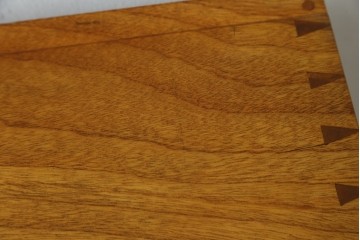 和製アンティーク　最高級!!　指物工芸家具　漆塗り　総楠(クス)材　前面玉杢　黒柿縁がアクセントの衣装箪笥　(R-071130)