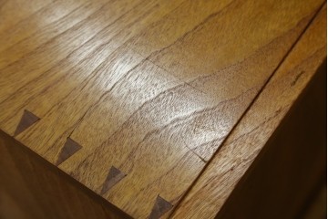 和製アンティーク　最高級!!　指物工芸家具　漆塗り　総楠(クス)材　前面玉杢　黒柿縁がアクセントの衣装箪笥　(R-071130)